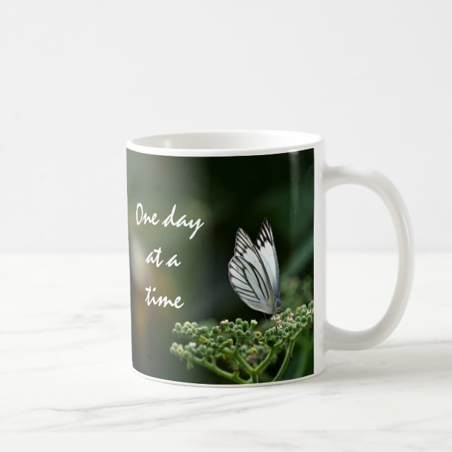 Mariposa Hermosa taza de café "de un día a la vez" (Derecha)