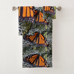 Mariposa monarca en evergreens