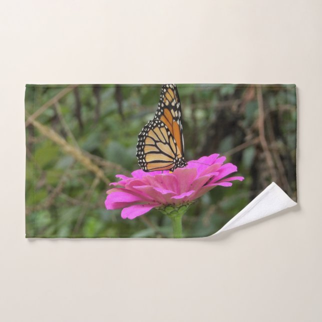 Mariposa monarca en una flor rosada de la zinnia B (Toalla de mano)