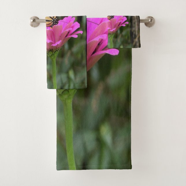 Mariposa monarca en una flor rosada de la zinnia B (In situ)