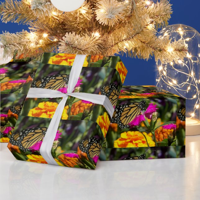 Mariposa monarca sobre papel de envoltura de maris (Vacaciones)