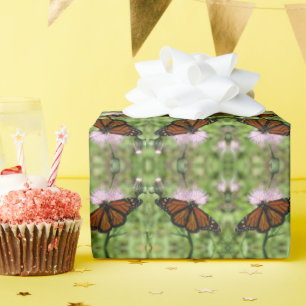 Mariposa monarca sobre rollo de papel envolvimient