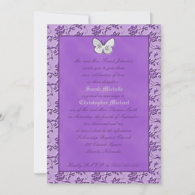 Mariposa monogramada en invitación a la boda púrpu (Anverso)