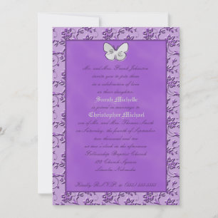 Mariposa monogramada en invitación a la boda púrpu