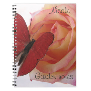 mariposa roja en el cuaderno color de rosa rosado