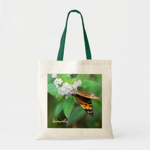 Mariposa tigre en una bolsa de tote con una flor b