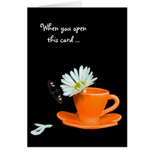 mariposa y margarita en taza de té