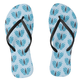 Mariposas azules en chanclas azul claro