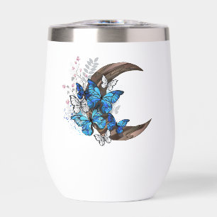 Mariposas azules sobre la media luna de madera