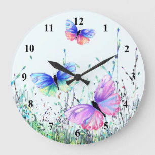 Mariposas de primavera volando en el reloj de la p