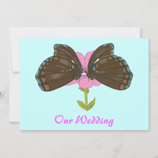 Mariposas marrones en invitaciones rosadas de boda