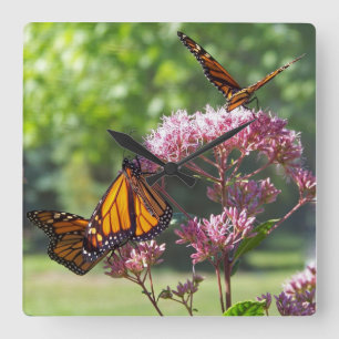 Mariposas monarcas en el reloj de pared de flores 