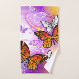Mariposas monarcas en fondo morado