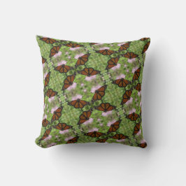 Mariposas monarcas en la almohada de guiño rosado