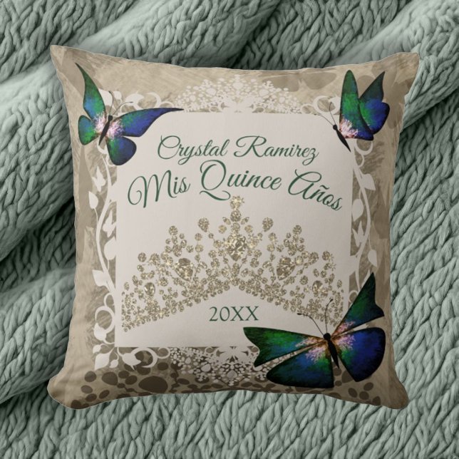 Mariposas verdes, almohada quinceanera de Tiara do (Vintage beige, green, gold quinceanera throw pillow, gold tiara crown and butterflies)
