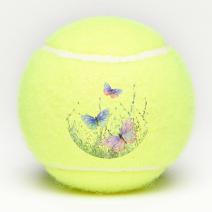 Mariposas volando en las bolas de tenis de la natu