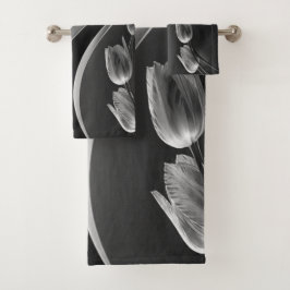 Mármol blanco con tulipanes grises subexpuestos