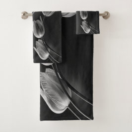 Mármol blanco con tulipanes grises subexpuestos