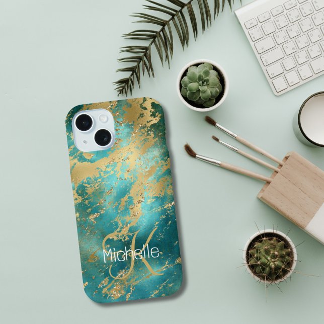 Mármol dorado verde turquesa inicial de nombre mon (Monogrammed Name Initials Green Gold Marble iPhone Case)