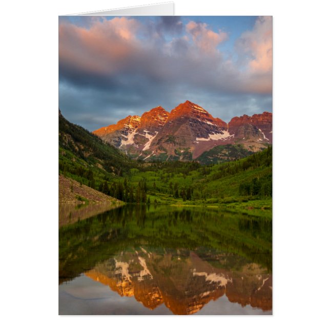 Maroon Bells se refleja en el tranquilo lago Maroo (Frente)