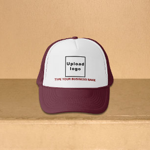 Maroon Business Brand sobre el sombrero para camio