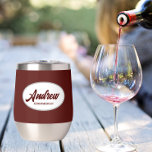 Maroon Stylist Boda Groomsman Nombre<br><div class="desc">Regale a su boda groomsman con este moderno y personalizado vaso de vino de acero inoxidable con su nombre en escritura estilizada dentro de un diseño ovalado y blanco. El color de fondo y la secuencia de comandos son marrones. ¡Perfecto para una fiesta de solteros! Personalice su vaso de vino...</div>