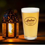 Maroon Stylist Boda Groomsman Nombre<br><div class="desc">Vidrio de cerveza para el groomsman boda que muestra su nombre impreso en marrón oscuro, guión estilizado dentro de un borde oval de color marrón junto con fecha boda. ¡Una gran idea de fiesta para una fiesta de solteros! Personalice su vaso de cerveza editando y reemplazando el nombre y la...</div>
