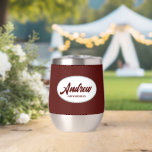 Maroon Stylized Name Boda Groomsman<br><div class="desc">Regale a su boda groomsman con este moderno y personalizado vaso de vino de acero inoxidable con su nombre en escritura estilizada dentro de un diseño ovalado y blanco. El color de fondo y la secuencia de comandos son marrones. Personalice su vaso de vino editando y reemplazando el nombre por...</div>