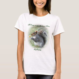 Marque la camiseta sonriente de la ardilla del
