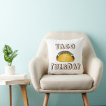Martes Taco Funny Tacos Alimento Almohada<br><div class="desc">Pillow presenta un original ilustracion de marca de un delicioso taco, con TACO TUESDAY en una fuente divertida. ¡Perfecto para tu comida favorita! Este diseño también está disponible en otros productos. ¿No ves lo que estás buscando? ¿Necesita ayuda con la personalización? Contacte con Rebecca para que se cree algo solo...</div>