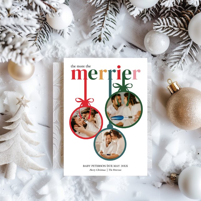 Más Invitación de embarazos de Navidades menores (The more the merrier Christmas Pregnancy Announcement Bold Colorful Modern Unique Typography )
