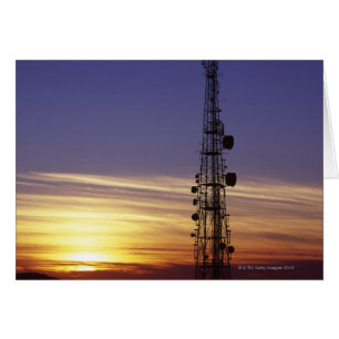 Masa de telecomunicaciones al atardecer