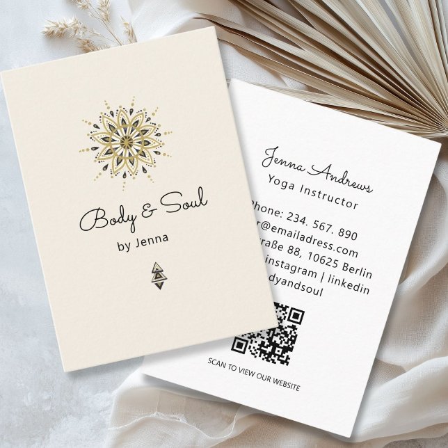 Masaje de yoga moderno Wellness Tarjeta de Negocio (Modern Yoga Massage Wellness QR Code Beige Business Card)