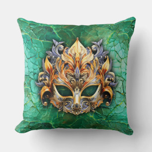 Máscara decorativa sobre almohada verde brillante