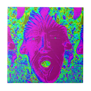 máscara púrpura sobre azulejos verdes