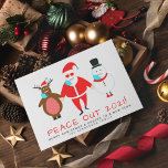 Máscaras Santa Face 2021 de Peace Out para Navidad<br><div class="desc">Navidades divertidos y tarjetas de vacaciones de Año Nuevo celebrando el próximo final de 2021 y los mandatos de máscara de coronavirus y cuarentena. Un muñeco de nieve y reno personalizado, liderado por un retro genial de Santa Claus, se sacan las máscaras de la cara y se paran sobre "¡Paz...</div>