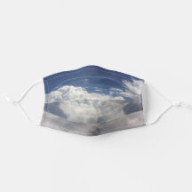Nubes blancas con una hermosa máscara facial del c