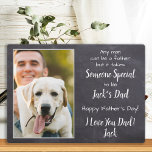 Mascota de perro personalizado foto placa del día<br><div class="desc">"¡Cualquier hombre puede ser padre, pero se necesita alguien especial para ser tu papá perro"! Este Día del Padres le da a papá una linda placa fotográfica mascota personalizada de su mejor amigo. Personaliza con el nombre del perro y la foto favorita. ¡La placa del día de los padres de...</div>