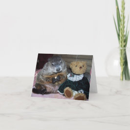 Mascota Groundhog Maude con su tarjeta de Teddy No