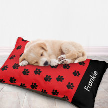 Cama personalizada para perros roja con huellas de