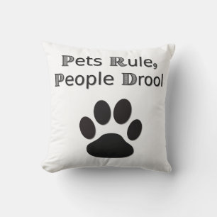 Mascotas gobiernan la almohada exterior