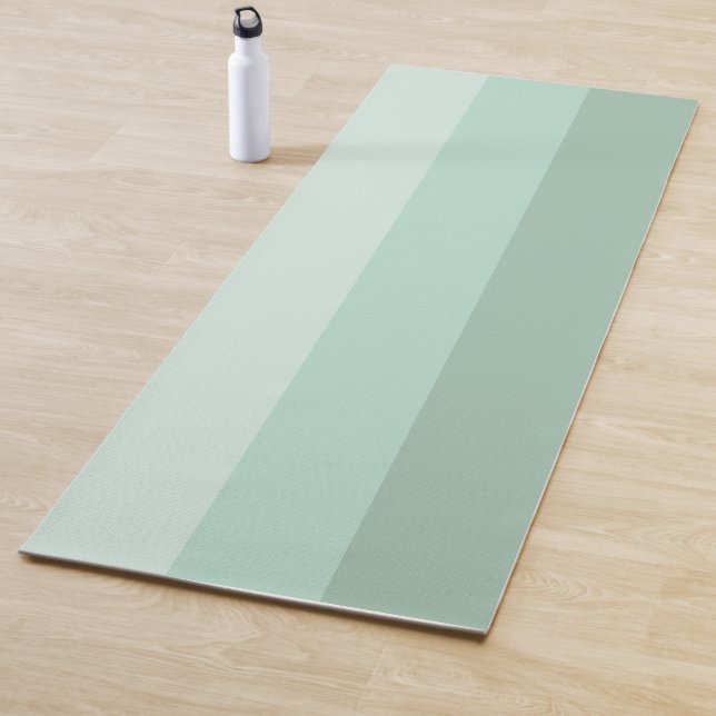 Mat de yoga rayado de ocmbre verde (In situ)