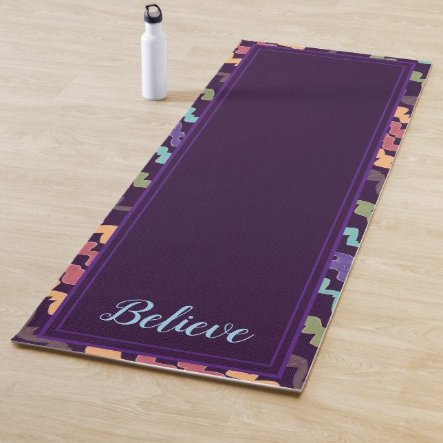 Mat de yoga reversible con estampado púrpura (In situ)