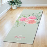 Mat de yoga verde floral personalizado<br><div class="desc">Esta alfombra de bonito de yoga está decorada con un ramo acuático de rosas y follaje en tonos rosa y coral sobre un suave fondo verde. Se incluye una plantilla de texto para personalizar este diseño con su nombre y monograma, haciendo que esta alfombra de yoga sea única para usted....</div>