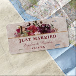 Matrícula Alicia en la elegante boda de la tierra de las mar<br><div class="desc">Alicia en el Elegante Diseño Floral Vintage en Rubor Rosa, Rojo, Rosa y Púrpura. Con fuentes de escritura de tipografía clásica, y marco de Relieve metalizado dorado elegante con la reina de los corazones - Boda recién casada cubierta de la placa de la licencia de recién casados! ~ Revisa mi...</div>