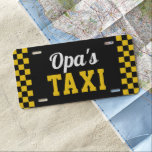 Matrícula El taxi de Opa | Funny Personalizado Abuelo Nickna<br><div class="desc">¿El abuelo recoge a sus nietos en la escuela o en actividades? Haga oficial su estatus de taxi con esta graciosa placa de licencia que muestra "Opa's Taxi" con letras amarillas y blancas con recorte de taxi a cuadros. Personalizar con el apodo de su abuelo preferido si lo desea.</div>