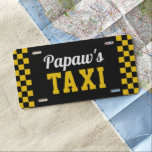Matrícula El taxi de Papaw | Funny Personalizado Abuelo Nick<br><div class="desc">¿El abuelo recoge a sus nietos en la escuela o los lleva a las actividades? Hagan oficial su estatus de taxi con esta graciosa placa con "Taxi de Papaw" con letras amarillas y blancas y guarnecido de taxi a cuadros. Personalizar con el apodo de su abuelo preferido si lo desea....</div>