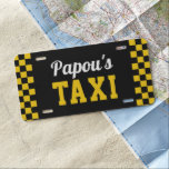 Matrícula El taxi de Papou | Funny Personalizado Abuelo Nick<br><div class="desc">¿El abuelo recoge a sus nietos en la escuela o los lleva a las actividades? Hagan oficial su estatus de taxi con esta graciosa placa de licencia que incluye "Taxi Papou" con letras amarillas y blancas y guarnecido de taxi a cuadros. Personalizar con el apodo de su abuelo preferido, si...</div>