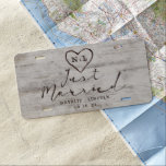 Matrícula Novias talladas Boda ruidosa recién casada<br><div class="desc">Madera de Birch Rústica tallada con diseño de corteza de árbol de bircho blanco y gris envejecido, y una patina angustiada con aspecto capeado. Este nuevo diseño de madera muestra las iniciales de la pareja talladas en la forma del corazón dentro del árbol. Además, los tipos de letra de moda...</div>