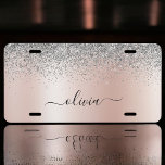 Matrícula Oro Rosa - Monograma Purpurina Rubor rosado platea<br><div class="desc">Oro Rosa - Purpurina de espuma metálica de Relieve metalizado Rubor rosa y plateado Faux cepillado Nombre Metalizado del Monograma y cubierta inicial de la placa de la licencia. Esto hace que el dulce perfecto cumpleaños 16, boda, ducha de novia, aniversario, ducha de bebé o fiesta de soltera sea regalo...</div>